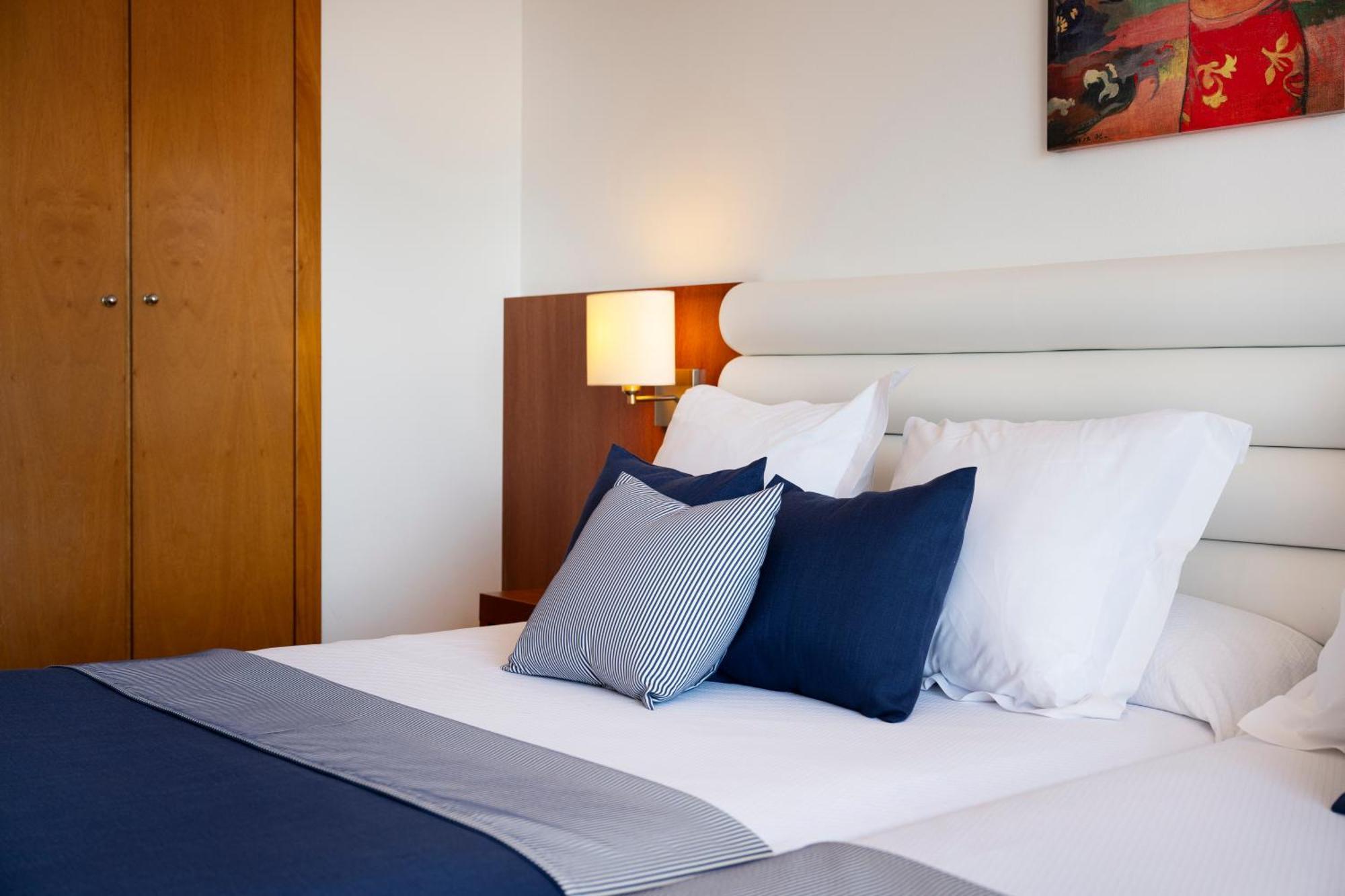 Chambre Double Supérieure – Vue sur Mer et Piscine (3 Adultes)